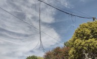 Peligro por cables eléctricos colgando