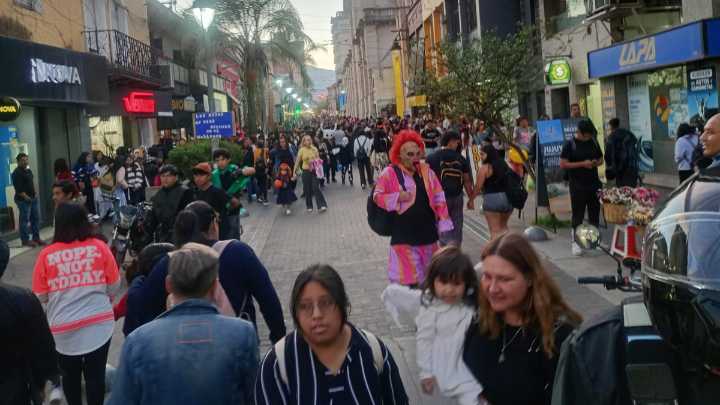 Halloween en Jujuy: cortaron calles céntricas por la masiva concurrencia de personas