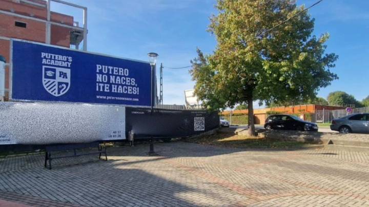 Una supuesta «academia de puteros» aparece en vallas publicitarias de Asturias y desata el debate sobre la prostitución