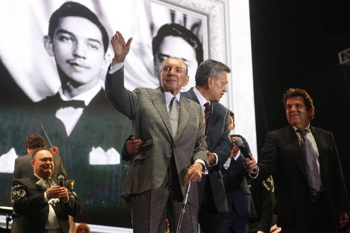 Jalisco celebra la trayectoria de Marco Antonio Muñiz, “El Lujo de México”, en las Fiestas de Octubre 2025