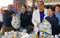 Canaco entrega despensas a personal de Protección Civil