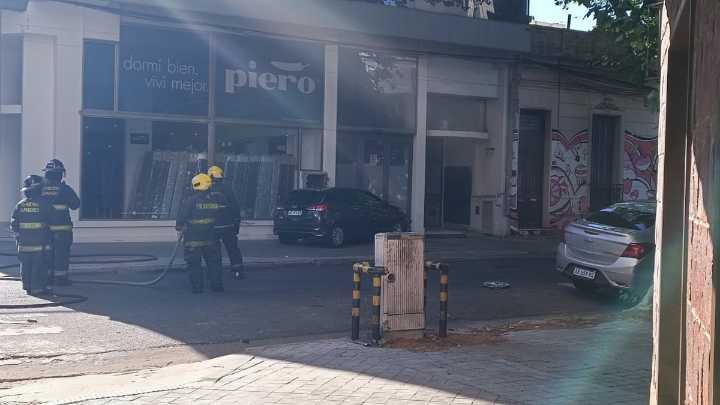 Choque en macrocentro: un auto destruyó una caseta de gas y provocó una pérdida