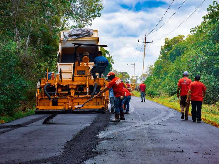¡Mara late con fuerza! 7.000 toneladas de asfalto revitalizan su pulso productivo.