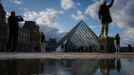 Una vigilante del Louvre recuerda un ruido enorme durante el robo