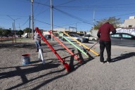 Rehabilitan juegos infantiles en parque Gladiolas