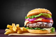 Emblemática cadena de comida rápida se pondría en venta: lleva más de 30 años en Chile
