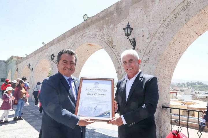 El Peruano 200 años: alcalde de Yanahuara entrega reconocimiento en Arequipa