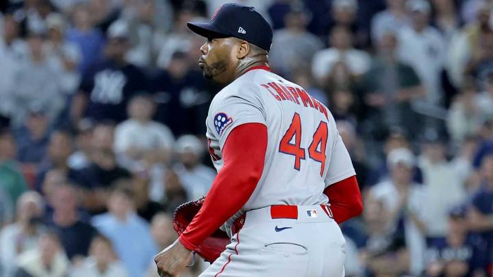 Red Sox fans celebrate Aroldis Chapman for ice cold ninth inning vs. Yankees