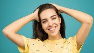 Qué significa tocarse el pelo cuando hablas según los psicólogos