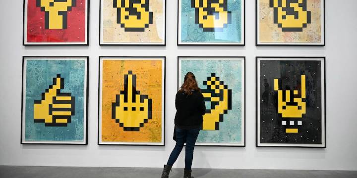 Damien Hirst, Invader y Shepard Fairey revolucionan Londres con una muestra que une arte urbano y provocación