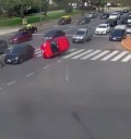 Impresionante choque y vuelco de un auto en Belgrano