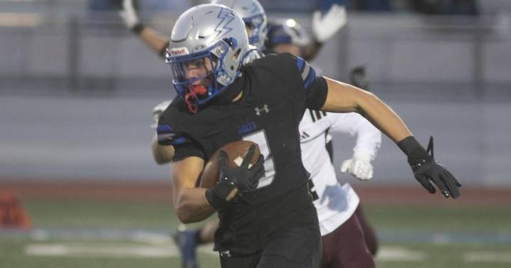 Garett Breuer catches three touchdowns as Bolts beat Laramie on Senior Night