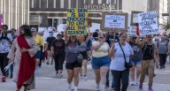 Multitudinarias protestas contra Donald Trump en EEUU: “No queremos Reyes”
