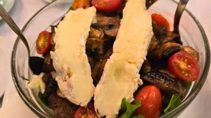 Hace honor al nombre: el postre "bomba" que ofrece un bodegón por $14.000