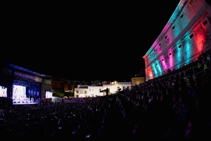 Arranca el Cervantino con un fandango monumental que encendió Guanajuato