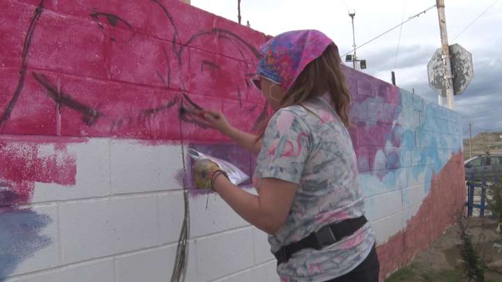Violeta Aragón transforma la entrada al vertedero de Caleta Olivia con un vibrante mural de fauna