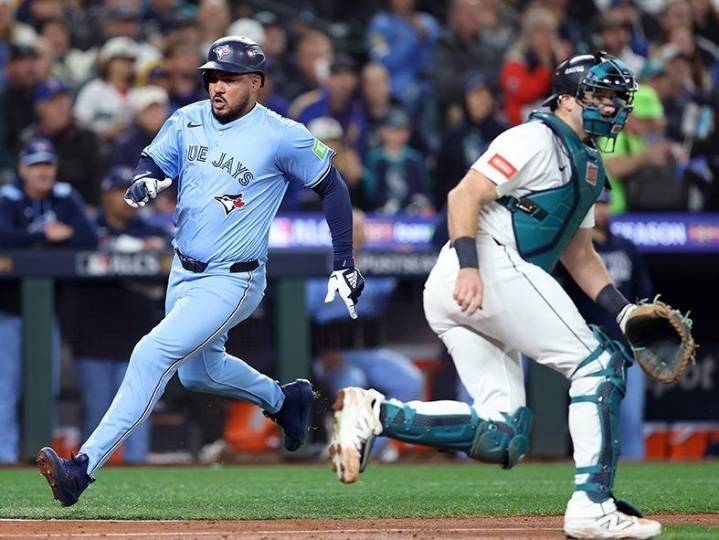 Blue Jays remove injured Anthony Santander from playoff roster