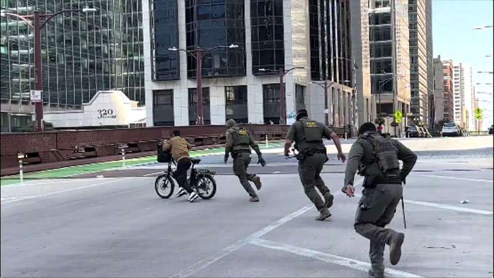 VIDEO: Repartidor Escapa de Agentes del ICE en Chicago; Así el Momento