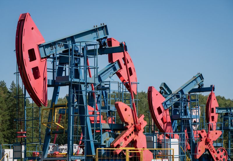 Oil on track for steepest weekly plunge in 3
