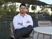 Fernando Sánchez, economista: “La mayoría de las personas se condena a vivir por encima de sus posibilidades, endeudándose para ir de vacaciones o comprar un iPhone”