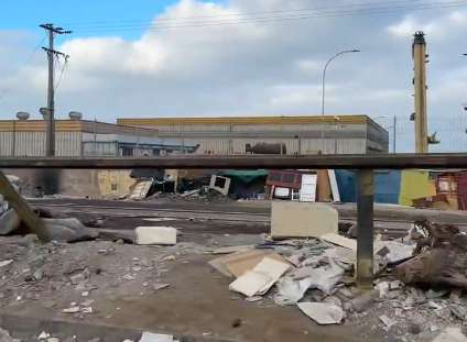 ¿Hasta cuándo? Vecinos en Antofagasta denuncian acumulación de rucos y basura frente a la línea férrea