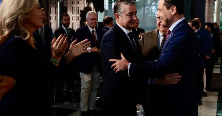 Juanma Moreno encomienda a Sanz "toneladas de diálogo" para dar el "empujón que falta a la Sanidad"