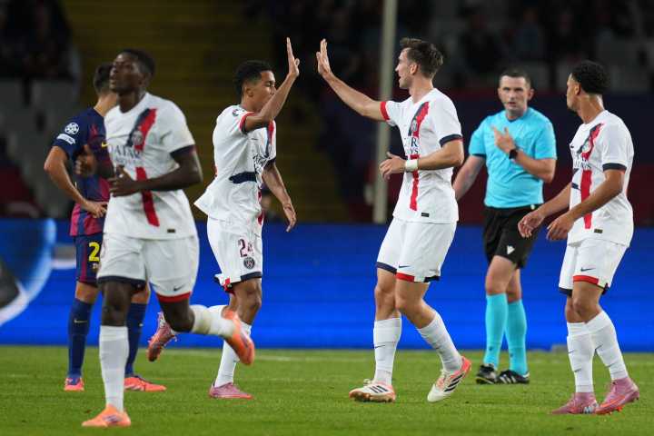 El Barça se desploma ante un PSG imparable y cae en el último minuto