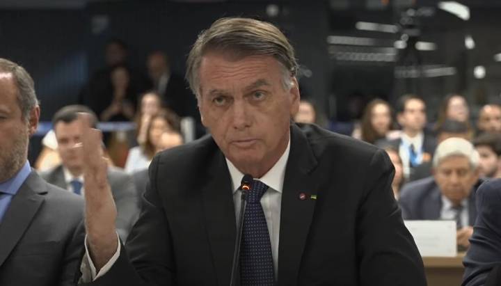 Equipo legal de Bolsonaro solicita al Tribunal Supremo de Brasil comunicación telefónica para coordinar su defensa