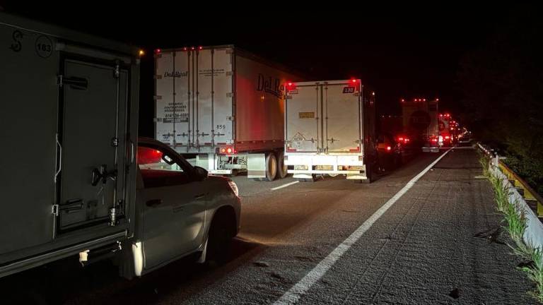Cierran circulación por volcadura de pipa en la autopista Culiacán