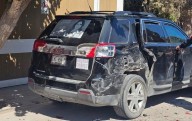 Chocan a conductora de Terrain negra, huye responsable
