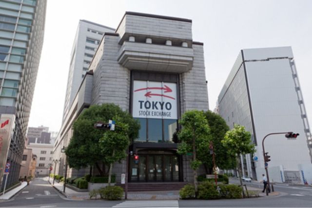Bolsa japonesa rompe récord con Takaichi; yen se deprecia frente al dólar