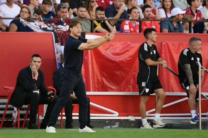 El Sevilla de Matías Almeyda golea al Barcelona