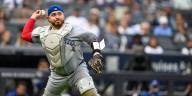 El mexicano Alejandro Kirk se mete entre los finalistas al Guante de Oro 2025 en la Liga Americana de la MLB