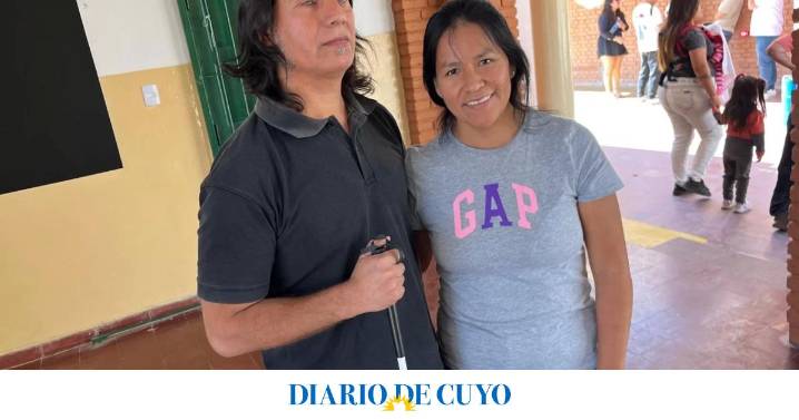 Se quedó ciego hace tres años y fue a votar acompañado por su pareja: lo que sí y lo que no dentro del aula