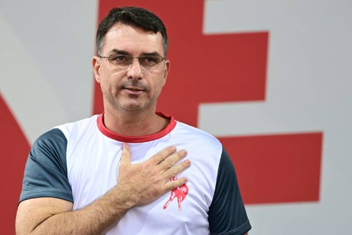 Un hijo de Bolsonaro sugiere que EEUU bombardee lanchas de narcos en Brasil