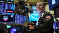 El dólar oficial baja y se vende a $1370 mientras las acciones argentinas en Wall Street suben hasta 10%