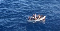Un crucero 'rescata' a 19 inmigrantes a bordo de una patera en aguas próximas a Cabrera