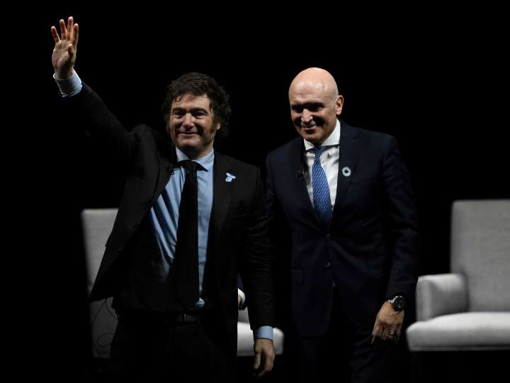 Gobierno arrinconado y liderazgo errático