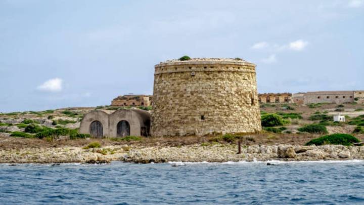 La isla donde Europa mandaba a morir: el oscuro secreto del Lazareto de Menorca