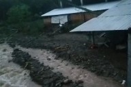 Quedan atrapados 11 familiares en techo en Sierra de Puebla