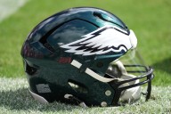 Eagles center Cam Jurgens leaves game with knee injury vs. Vikings