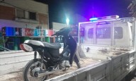 Detienen a dos sujetos armados y secuestran una moto