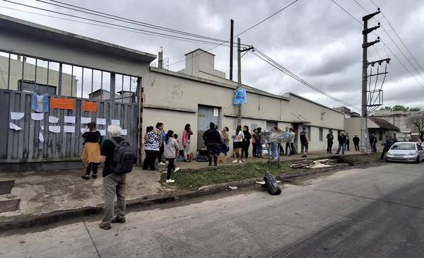 VIDEO.- Desalojo en pausa: tensión en la acería tomada