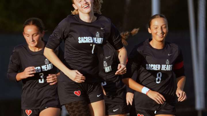 Sacred Heart soccer cruises to victory, advances to state quarterfinals