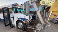 Se duerme chofer de transporte de personal y derriba poste de la CFE