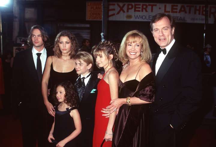 ‘7th Heaven’ star sparks backlash over Stephen Collins photo