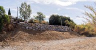 Estepona finaliza la construcción de un muro de escollera en el Camino de La Cala