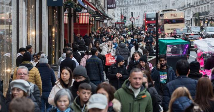 Millions of Brits risking 'debt time bomb' with Christmas shopping strategy