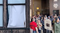 Los detalles del robo del Louvre: los ladrones huyeron en moto y perdieron una de las joyas en su huída