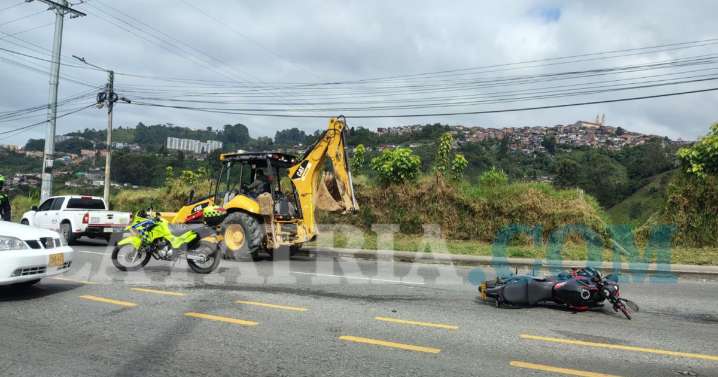 Una mujer resulta lesionada en choque de carro y moto en vía que comunica con la Panamericana, de Manizales